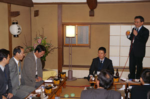 平井副会長より乾杯の発生・・・の前に卒業生への花向けの言葉がありました。