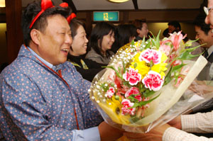 女性メンバーによる花束贈呈。一番前で鴨井氏に花束を渡す美女は誰?