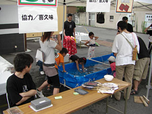 子供達が大はしゃぎ。うなぎの掴み取りはその場で焼いてもらえます