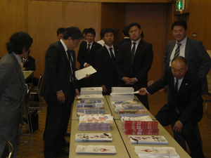 翌日の資料封入作業です、流れ作業でスムーズに!事前の準備が肝心です