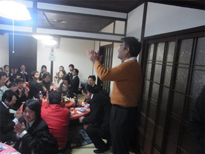 懇親会の司会は安藤さん