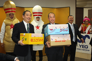 クイズ大会賞品授与